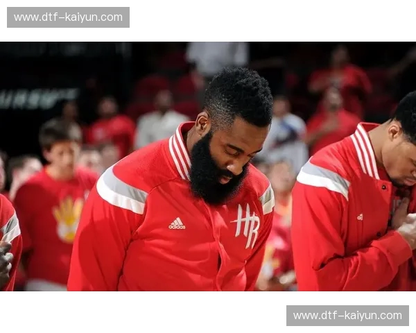 红色余晖与深蓝狂潮:火箭VS大鲨鱼,一场跨越万里的篮球宿命 红色余晖与深蓝狂潮:火箭VS大鲨鱼,一场跨越万里的篮球宿命